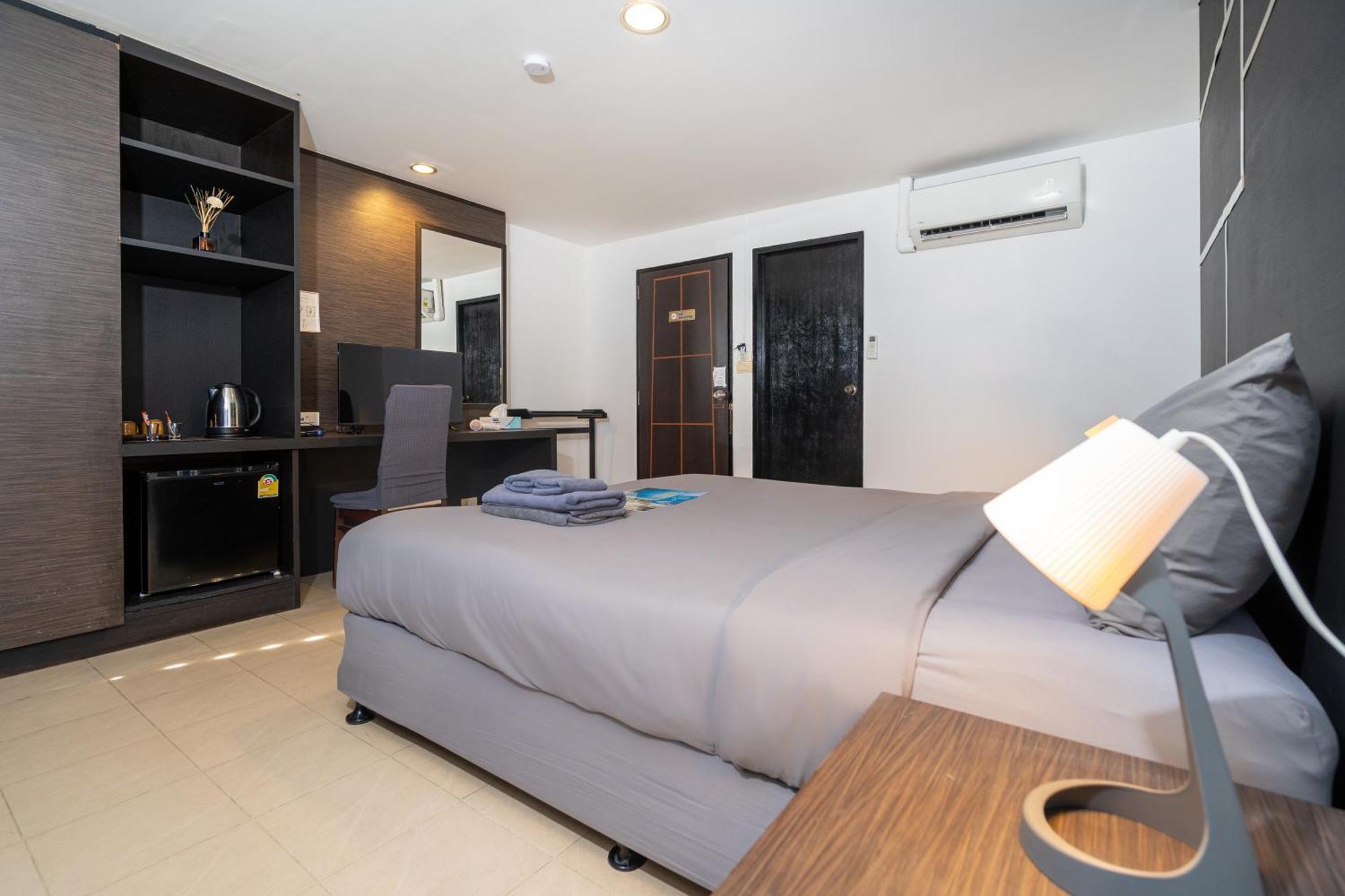 Black Pantera Hostel Patong 外观 照片