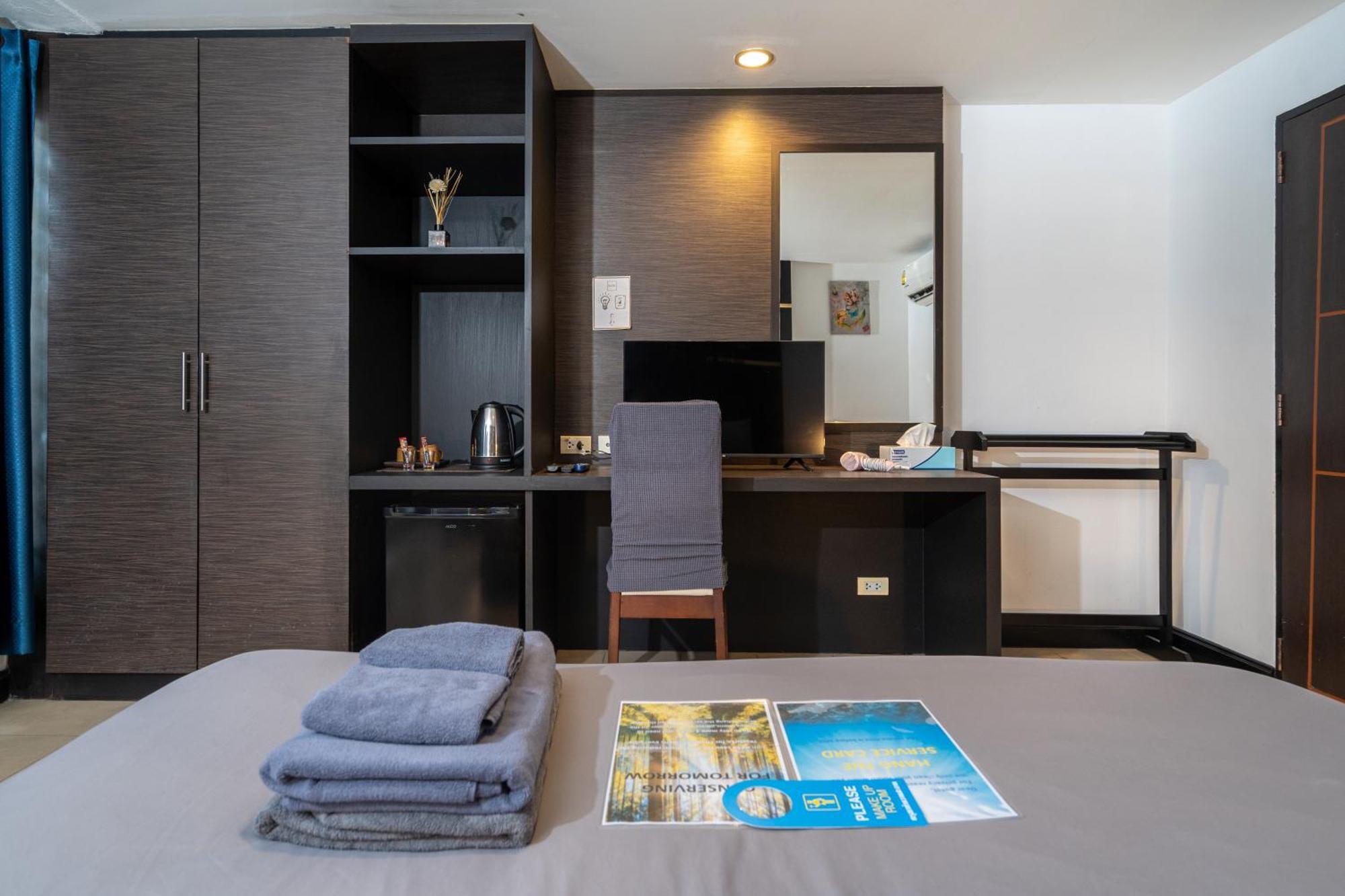 Black Pantera Hostel Patong 外观 照片