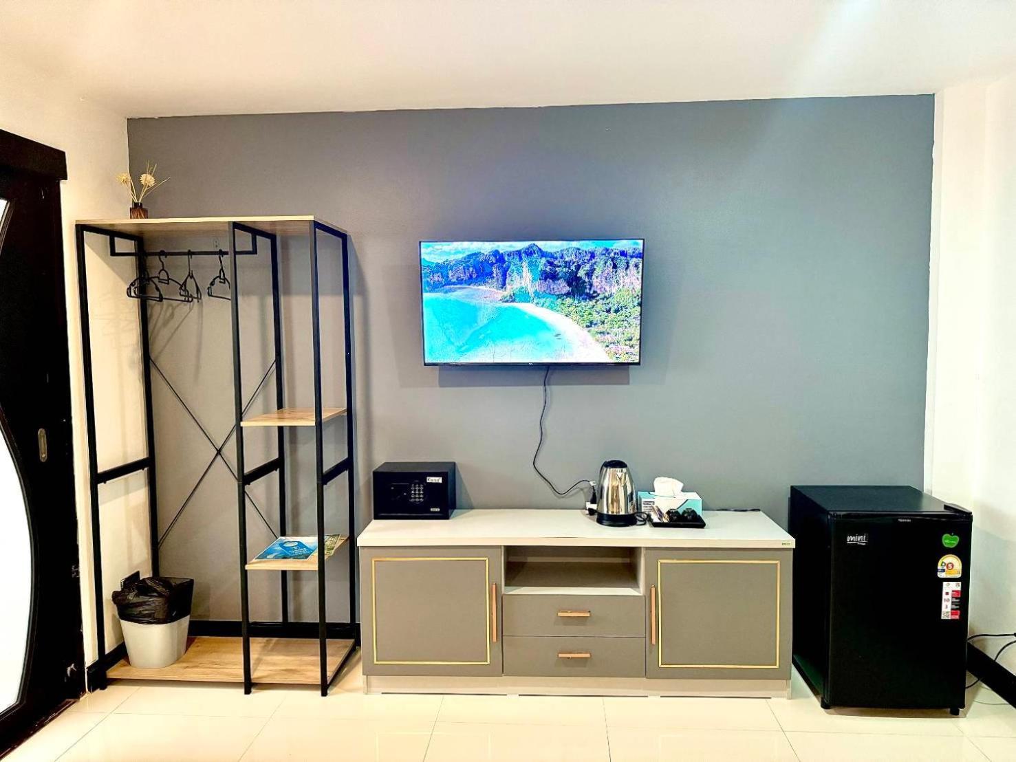 Black Pantera Hostel Patong 外观 照片